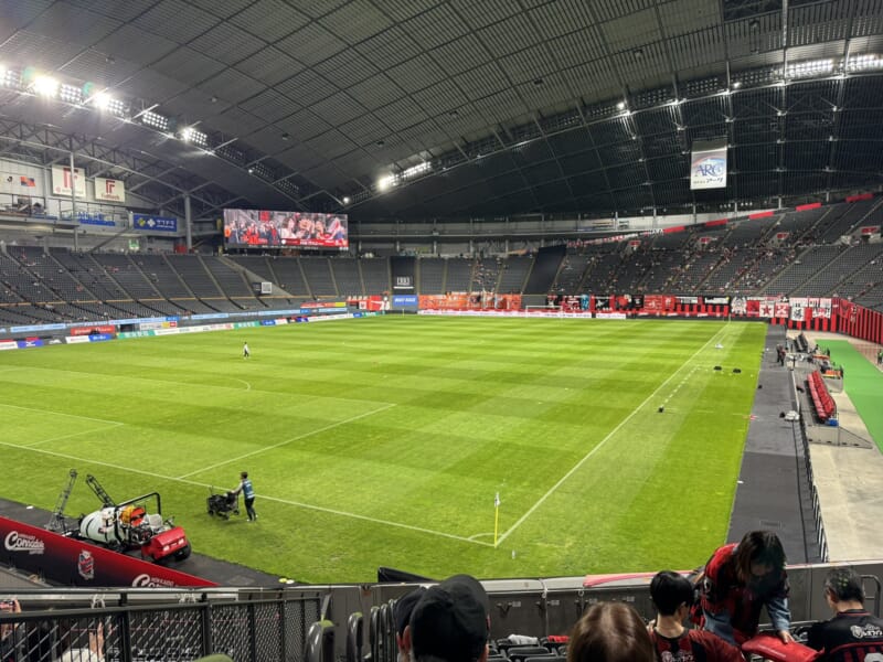 Image for the Tweet beginning: こんにちは。
中の人は大和ハウスプレミストドームに来ています。五連勝に向けて熱い応援を、中の人史上ゴール裏の皆さんに最接近した席を取りました。
今日は配付用名刺を持ってきています。相変わらず目印的なものは持ってないですけど、声かけOKです。
目印的なものは追々考えます。 
