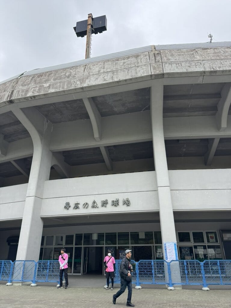 Image for the Tweet beginning: おはようございます。
今日は北海道日本ハムファイターズのファーム戦を見に帯広に来ています。今日は318ユニ着てるので、声かけOKっす。名刺は見当たらないけど、見つけたらお渡しします。3塁側にいます。
DJチャスさん（4枚目の写真）に皆さん興味ないのが寂しいですけどね。まあ、球団職員ですしｗ 