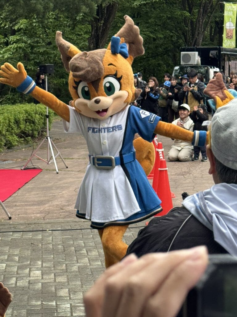 Image for the Tweet beginning: おはようございます。
今日は北海道日本ハムファイターズのファーム戦を見に帯広に来ています。今日は318ユニ着てるので、声かけOKっす。名刺は見当たらないけど、見つけたらお渡しします。3塁側にいます。
DJチャスさん（4枚目の写真）に皆さん興味ないのが寂しいですけどね。まあ、球団職員ですしｗ 