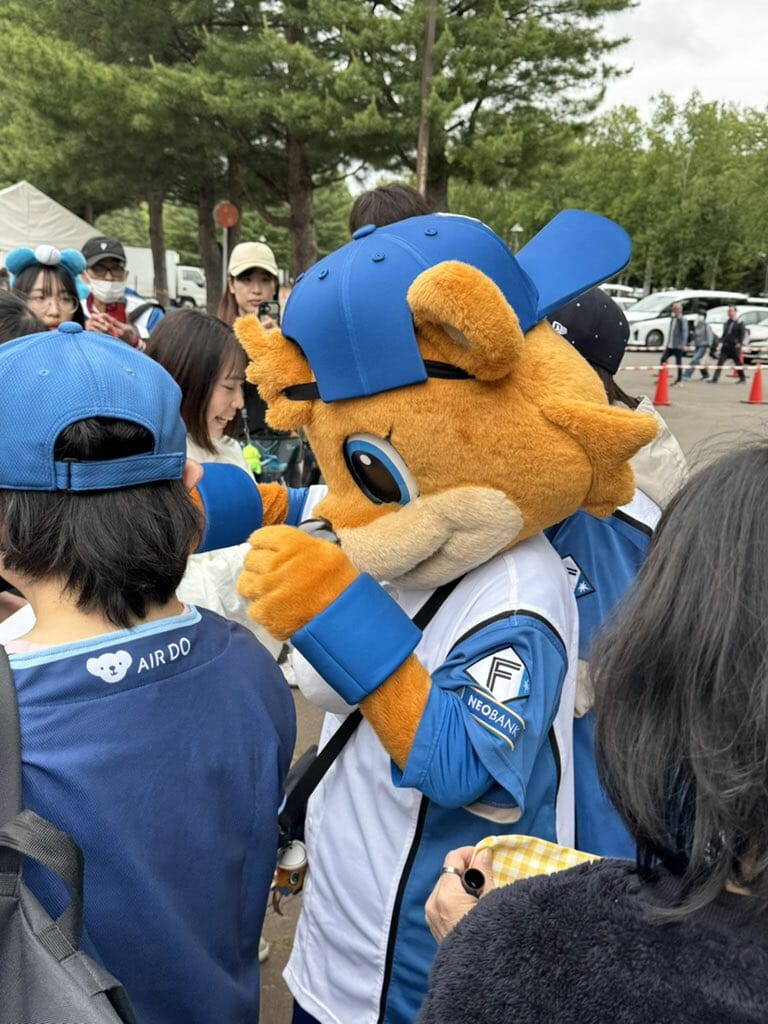 Image for the Tweet beginning: おはようございます。
今日は北海道日本ハムファイターズのファーム戦を見に帯広に来ています。今日は318ユニ着てるので、声かけOKっす。名刺は見当たらないけど、見つけたらお渡しします。3塁側にいます。
DJチャスさん（4枚目の写真）に皆さん興味ないのが寂しいですけどね。まあ、球団職員ですしｗ 