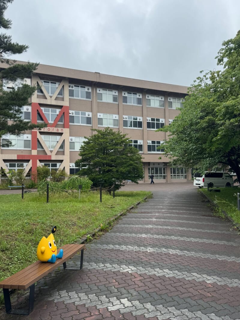 Image for the Tweet beginning: こんにちは。
昨日は、数日前に急遽思い立って諸々手配して大学時代に過ごした街を訪問してみました。あいにくの雨でしたが、卒業から35年以上経った現状を知ることが出来て良かったかなと思っています。個人経営の居酒屋とか減っていたのは時代なんでしょうねえ。
今日も、しっかり仕事していきます。 