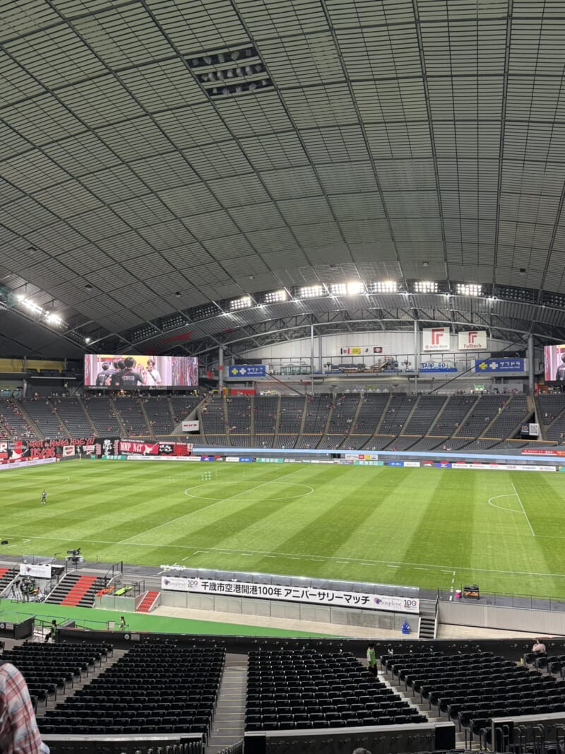 Image for the Tweet beginning: こんにちは。
今日も大和ハウスプレミストドームに北海道コンサドーレ札幌の試合を観に来てます。ただ、もともと予定していたライブ参戦のため前半終了で離れますが。前半だけでも全力応援頑張ります。今シーズンのユニが届いたので、今日から着用しています。 