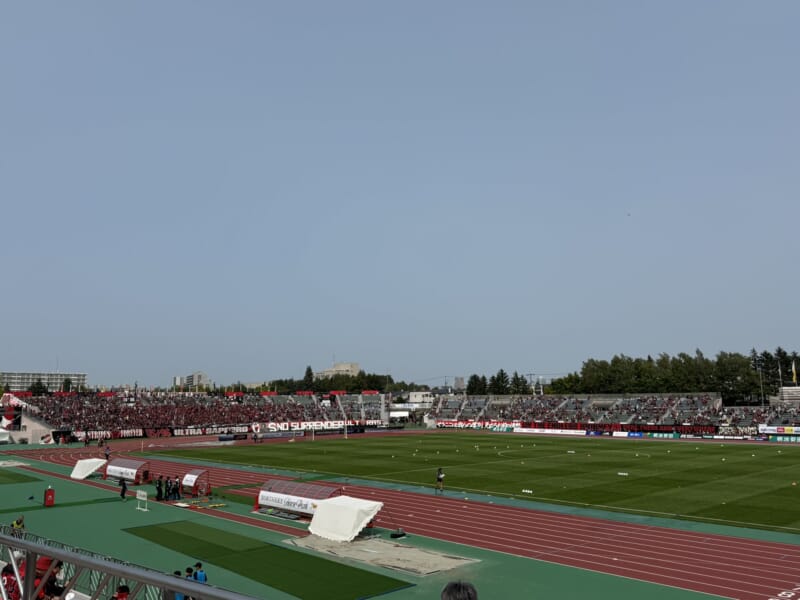 Image for the Tweet beginning: こんにちは。
お久しぶりです。ちょいとバタバタしておりまして出てきてませんでした。
今日は聖地札幌厚別で北海道コンサドーレ札幌の応援に来ています。ちょいと負けが続きましたが、ここから新たな連続勝利記録を作りましょう。
それにしても、地味に暑いですね。この気温のように熱く応援します。 